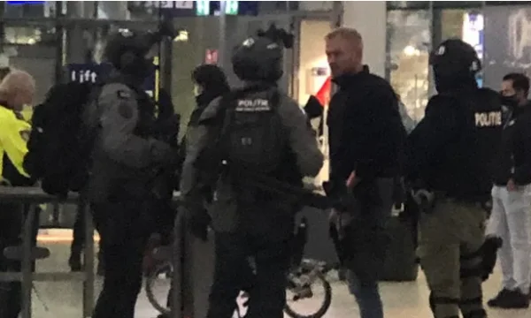 Jeter le sac et crier “Allahu Ecber”, arrêter deux personnes et évacuer la gare de Hollande