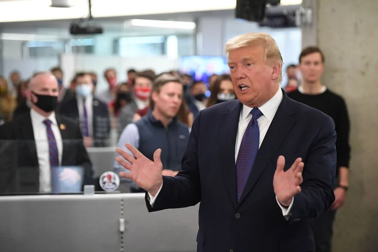 Trump prie también en Florida (Harna)