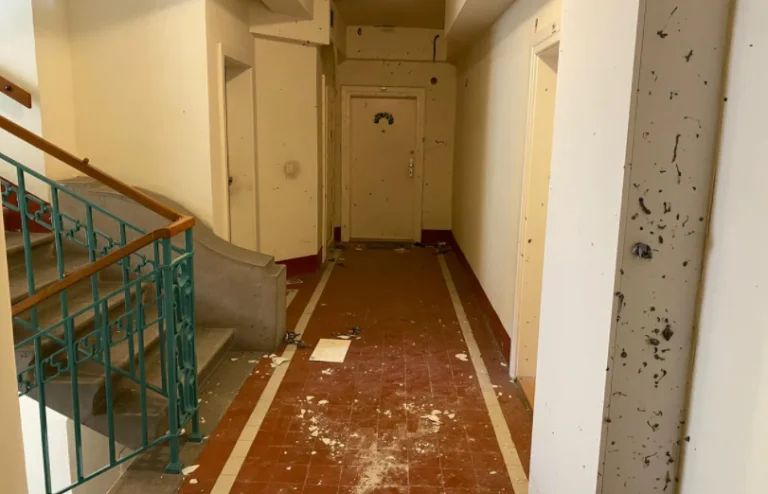 Machen Sie Bilder aus, das ist die Wohnung, in der der Albaner, der den Terroranschlag in Wien durchgeführt hat, lebte