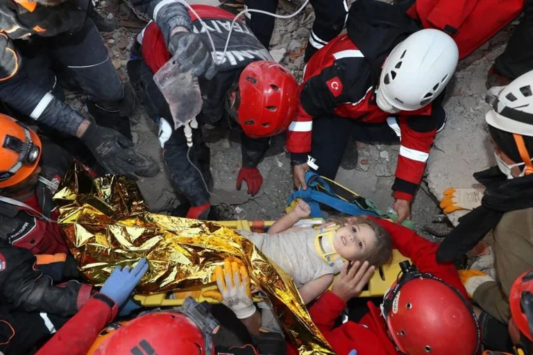 Miracle in Izmir: 4-year-old gets out alive 91 hours after the earthquake and smiles at the rescue team