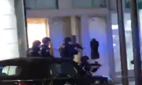 Shots fired inside a synagogue in Vienna, wounded.