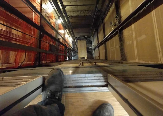 Pristina é 44-year-old dies after falling into elevator space