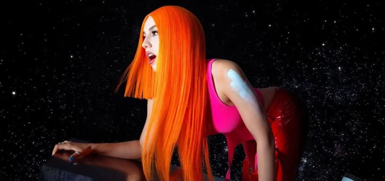 Ava Max a une question importante pour les fans