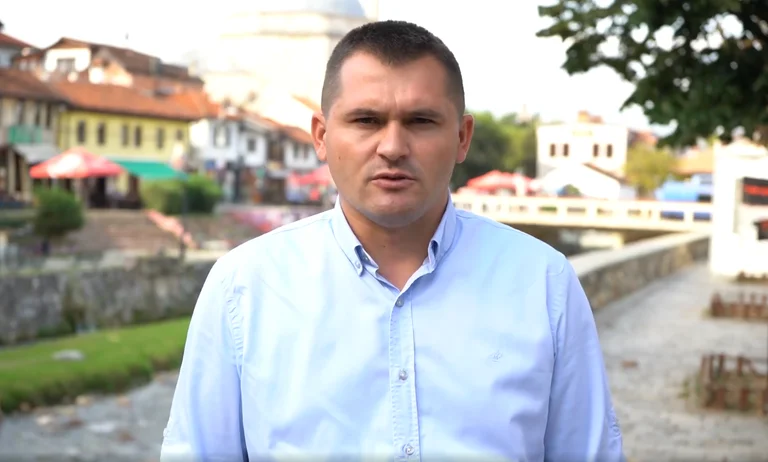 VV) continue à détruire Prizren, le directeur de l'inspecteur construit des maisons sans autorisation