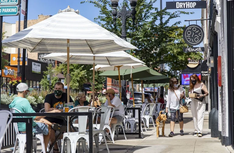 Des rassemblements aux cafés, comment le coronavirus se propage dans nos trois situations quotidiennes