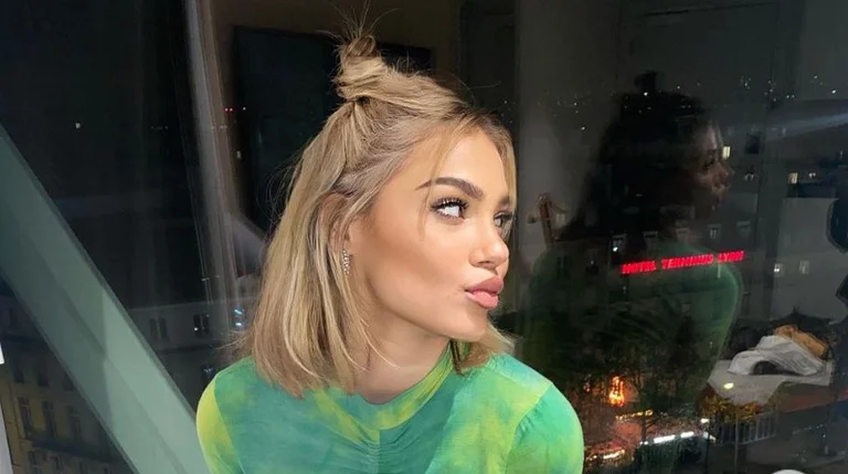 La main présente est redevenue blonde
