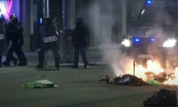 Spanier gegen antikondavide Maßnahmen, starke Auseinandersetzungen zwischen Demonstranten und Polizei