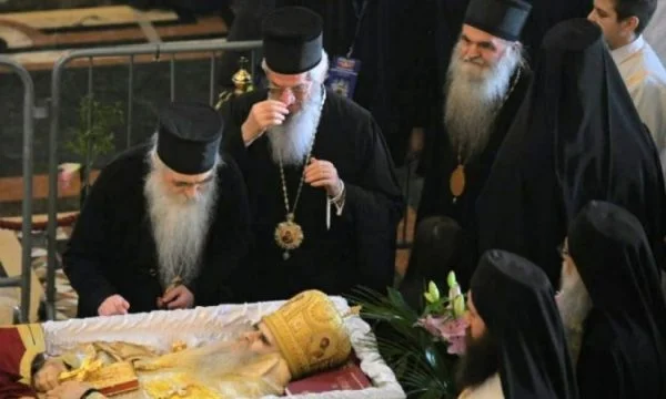 I medici di Montenegrin si allarmarono dopo scene al funerale della Chiesa Ortodossa