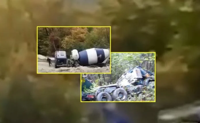 La macchina di cemento a Decan sta rotolando, il conducente salta e salva la vita