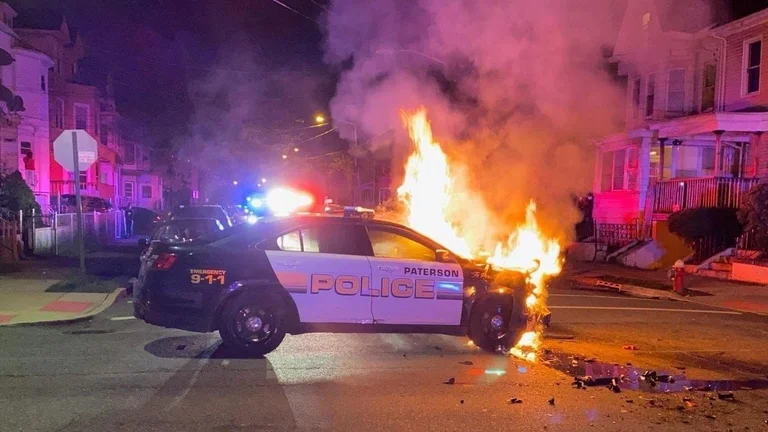 Gran Bretagna: Protesters distruggere le auto della polizia dopo la decisione di quarantena