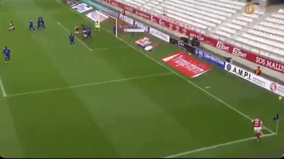 Valon Berisha precisa en el tiro desde el ángulo recto hacia la cabeza de Fye, que marca para Reims