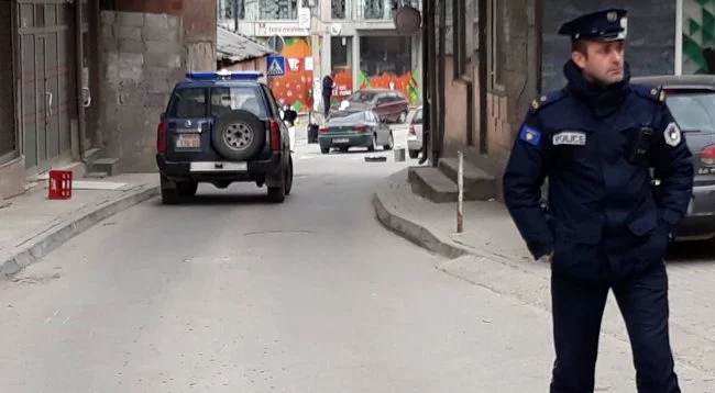 Drunk und Kur '%an's Hand, Emigrant Shau rief unter Pristina, Polizei interveniert