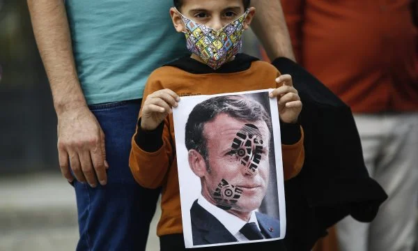 Manifestation massive des musulmans contre lui, Macro parle des caricatures du Prophète