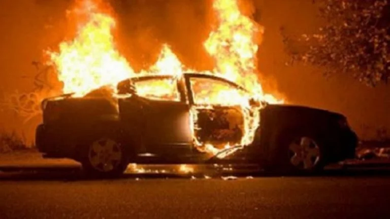 Ils ont mis le feu à une voiture à Bresalz, deux personnes arrêtées.
