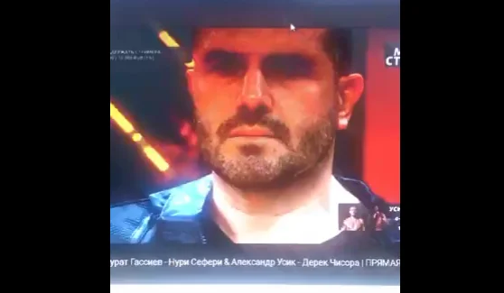 El momento en que el himno albanés entre Rusia está en el ring