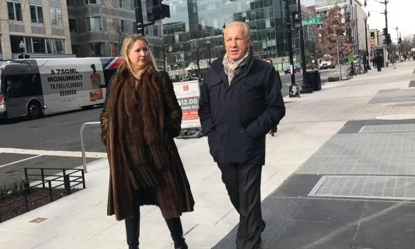 Pacolli vous recommande d'éviter de regarder les affaires des autres