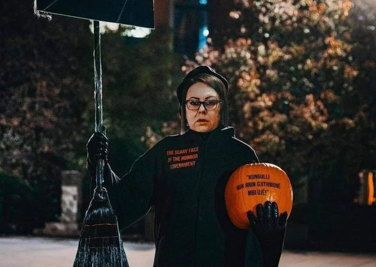 On the night of the pumpkin witch and the young banner protest alone before the government