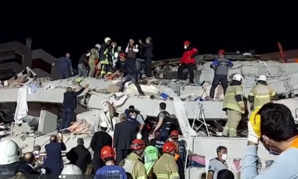 Les Turcs cherchent en ruines des survivants du tremblement de terre