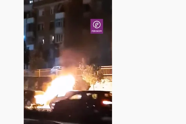 El momento en que un coche se quema en Pristina