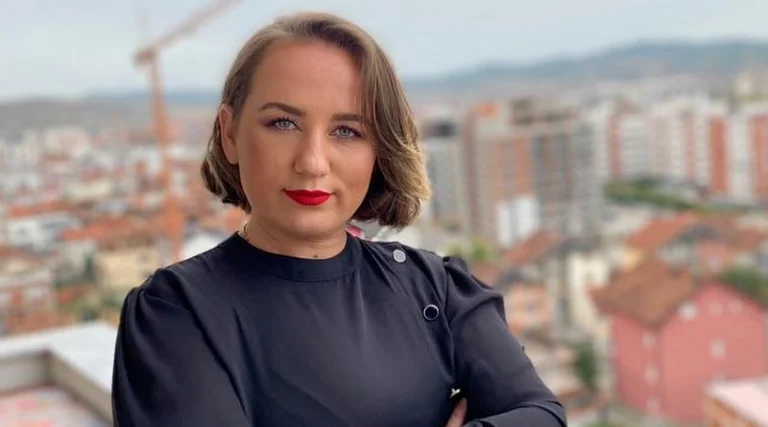 Questa è la ragazza potente del Kosovo che ha superato il cancro al seno