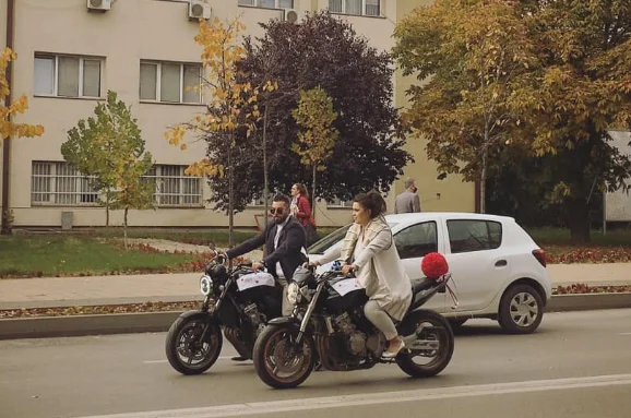 Bella questa. Coppia sposata in moto attraverso Pristina