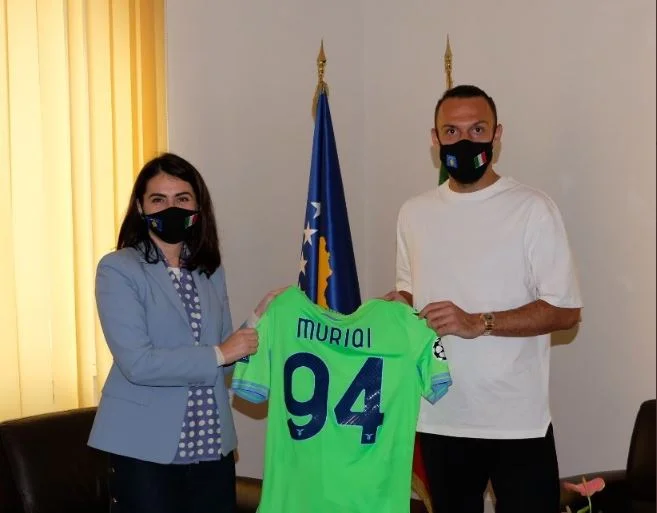 Vedat Muriqi visits Kosovo ambassador to Italy, donates the debut fanlet to CL