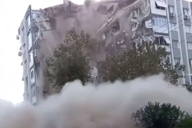 Vista asustada: Terremoto de hasta 6.9 grados desploma edificios en Izmir de Turquía