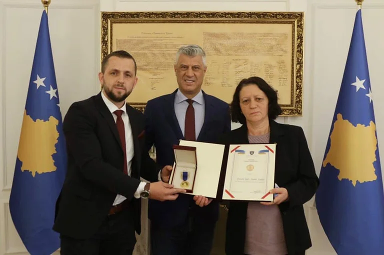 Thaci graces three KLA martyrs with Kosovo “Hero