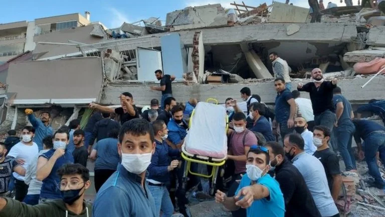 Terremoto 6.6 gradi: Vittime risalgono, due bambini morti in Samos, Grecia