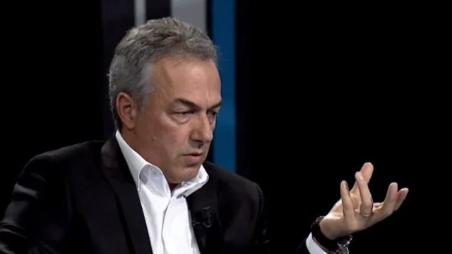 L'analyste Abdullah apparaît à la télé tard dans les heures: Il a de la merde sur lui et il perd son désir de parler (VIDEO)