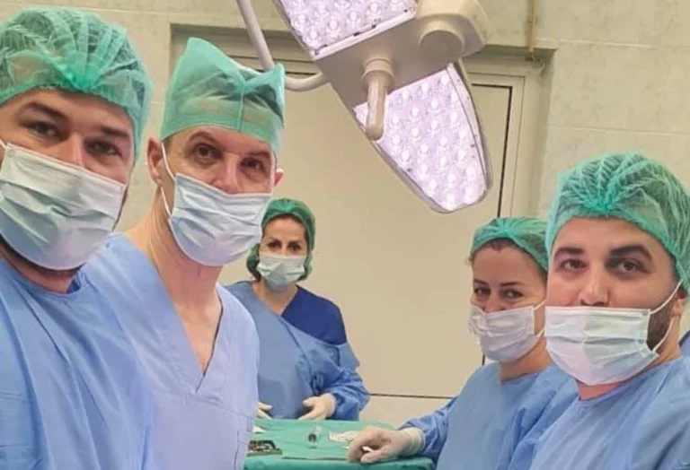 Doctors remove the patient's 32cm tumor from the kidney at Pec Hospital