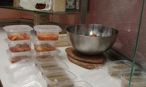 En tiempos pandémicos, los restaurantes donan comida después de las 6:00 en una ciudad en Italia
