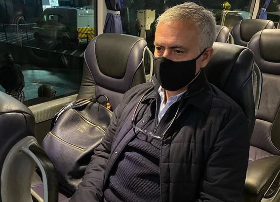 Mourinho frustrato di perdere alla squadra sconosciuta, quindi condanna i giocatori di calcio