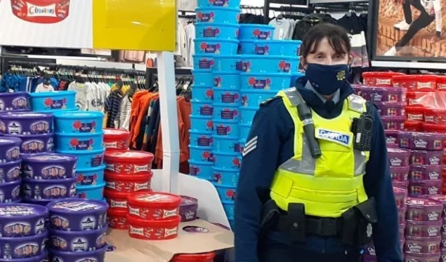 Polizei in Geschäften: Wie Irland die COVID-19 unterdrückt