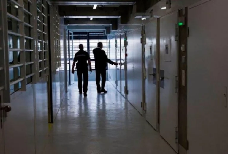 La expulsión de dos menores de la prisión de Lipjan, dos funcionarios correctos suspendieron