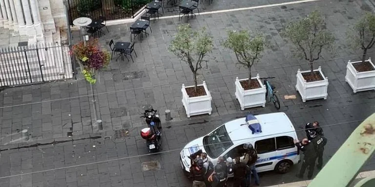 Event site view: Two dead, the mayor of Nice says “was a terrorist attack”