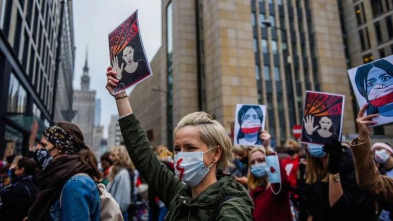 Massive protest by women in Poland following the contracting decision to stop abortion