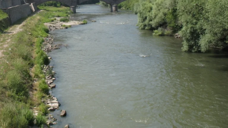 “A brother who doubts that his sister's body was hidden around the Iber River