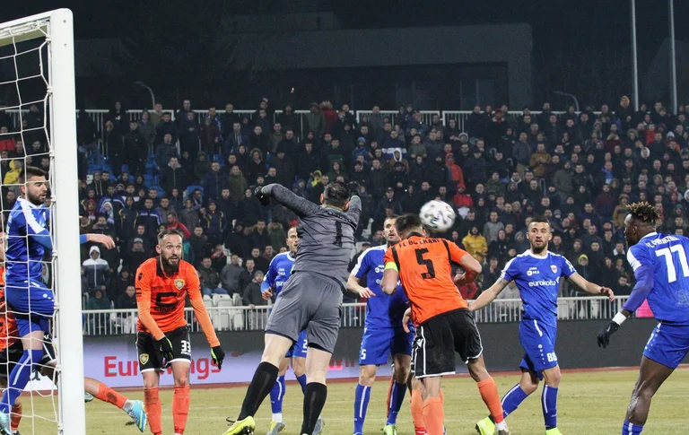 El primero de los tres juegos de Superleague que comenzó a las 2: 00 p.m.