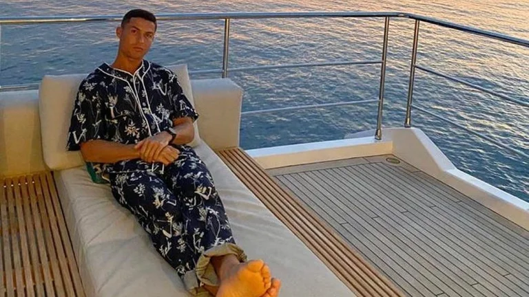 Komentuesit tallen me Cristiano Ronaldon pasi pozon me pizhama në jahtin e tij luksoz- e krahasojnë me veshjet e gjysheve