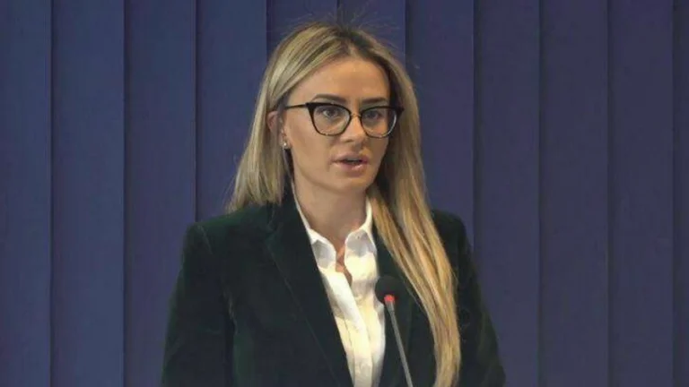 Meliza Haradinaj – Vetëvendosjes: Kadale, se po duhet me iu folë si në klasë të parë