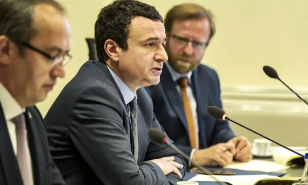 Kurti Regierung: Neben Kamel-Haltern, Bewegungsfreiheit für Seeleute, Schiffsbauer und Flugzeuge