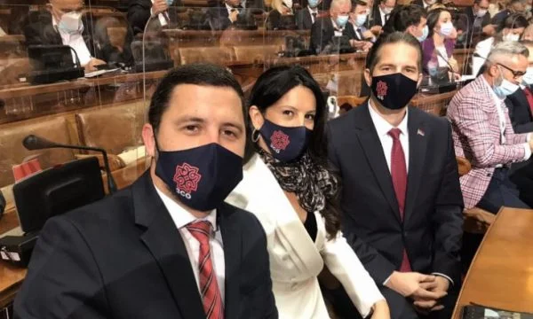 Serbisch-Kosovo Abgeordneten gehen zum serbischen Parlament in “Zieednica”