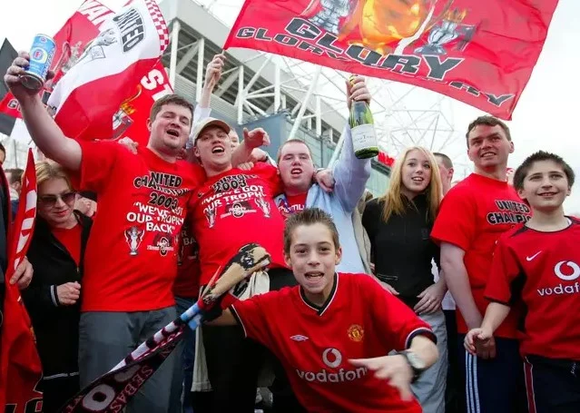 Man United puede convertirse en el primer club inglés para devolver a los fans al estadio