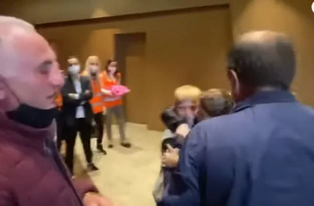 Sie wurden aus dem Lager in Syrien gerettet, der emotionalen Moment der Mutter mit ihrem Sohn: Oh, mein Gott, ihr sieht so schön aus.