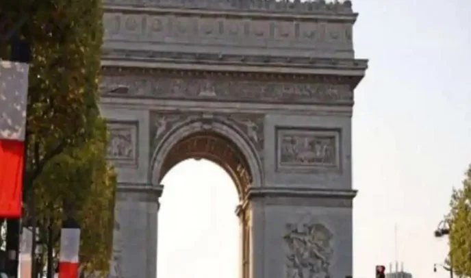 Évacuation à Paris en raison d'une menace de bombe (Vidéo)