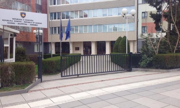 Kuvendi: Personi i shoqëruar nga policia është zyrtare e administratës