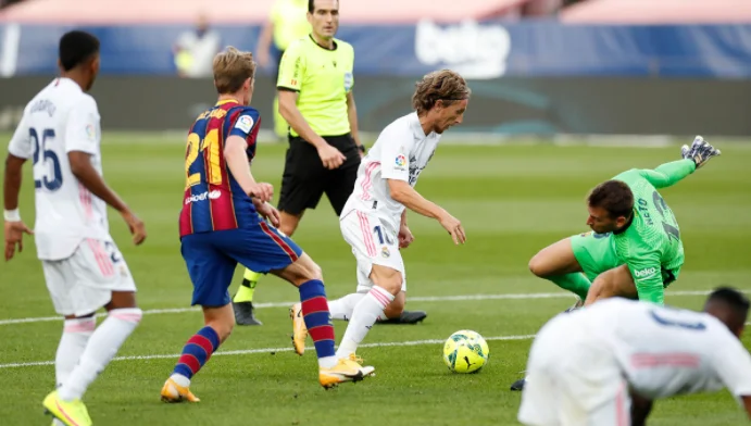 Esta cosa te ha dejado de El Classico ? Modric estaba confundido en el campo, ves el ridículo error del croata.