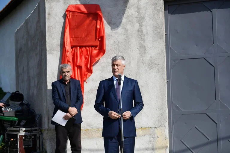 Thaci avec ses compagnons de combat inaugure la plaque de résistance de l'UCK à Ozdrim, Kline