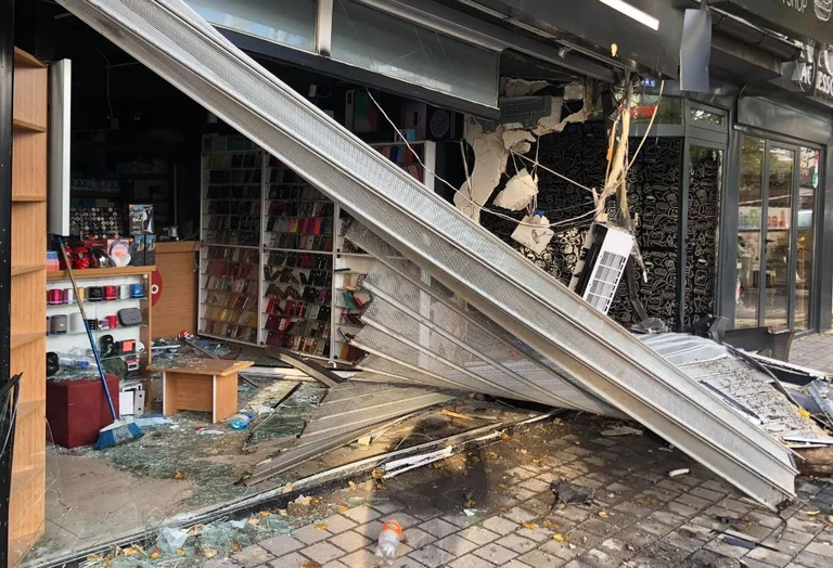 Immagini di due locali che hanno subito danni a seguito dell'incidente di ieri sera alla Zafa di Pristina.
